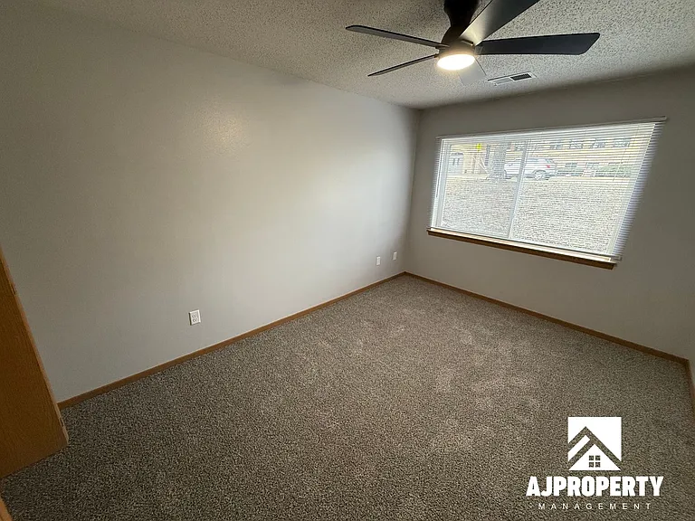 1000 S Summit Ave — Photo 11