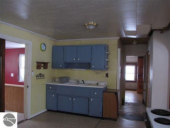 4th image of 8939 Marilla Rd