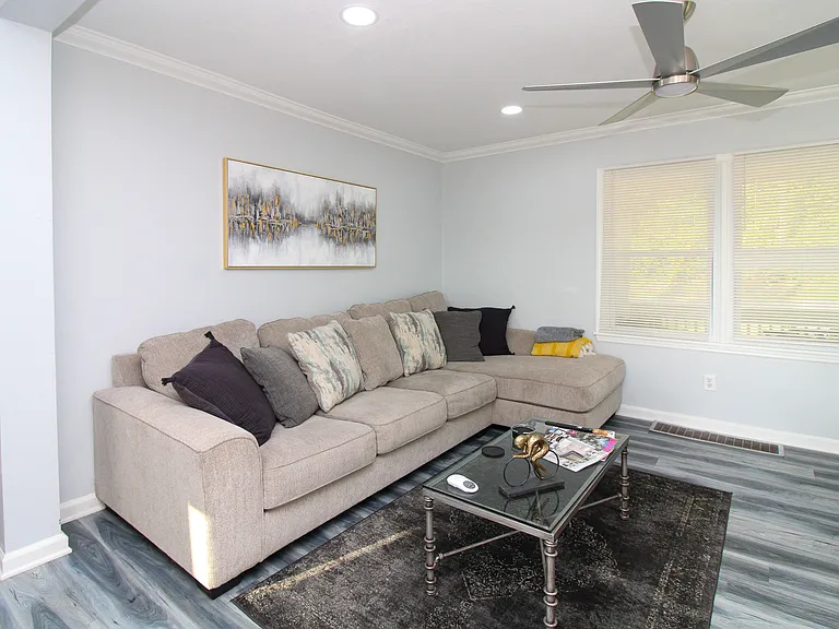 545 College St — Photo 7