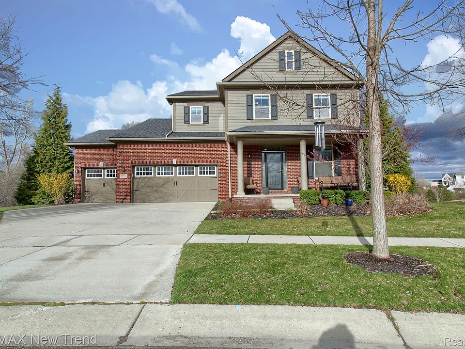 1st image of 823 Lake Woods Dr