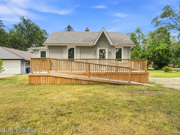 7050 Williams Lake Rd, Waterford, MI 48329