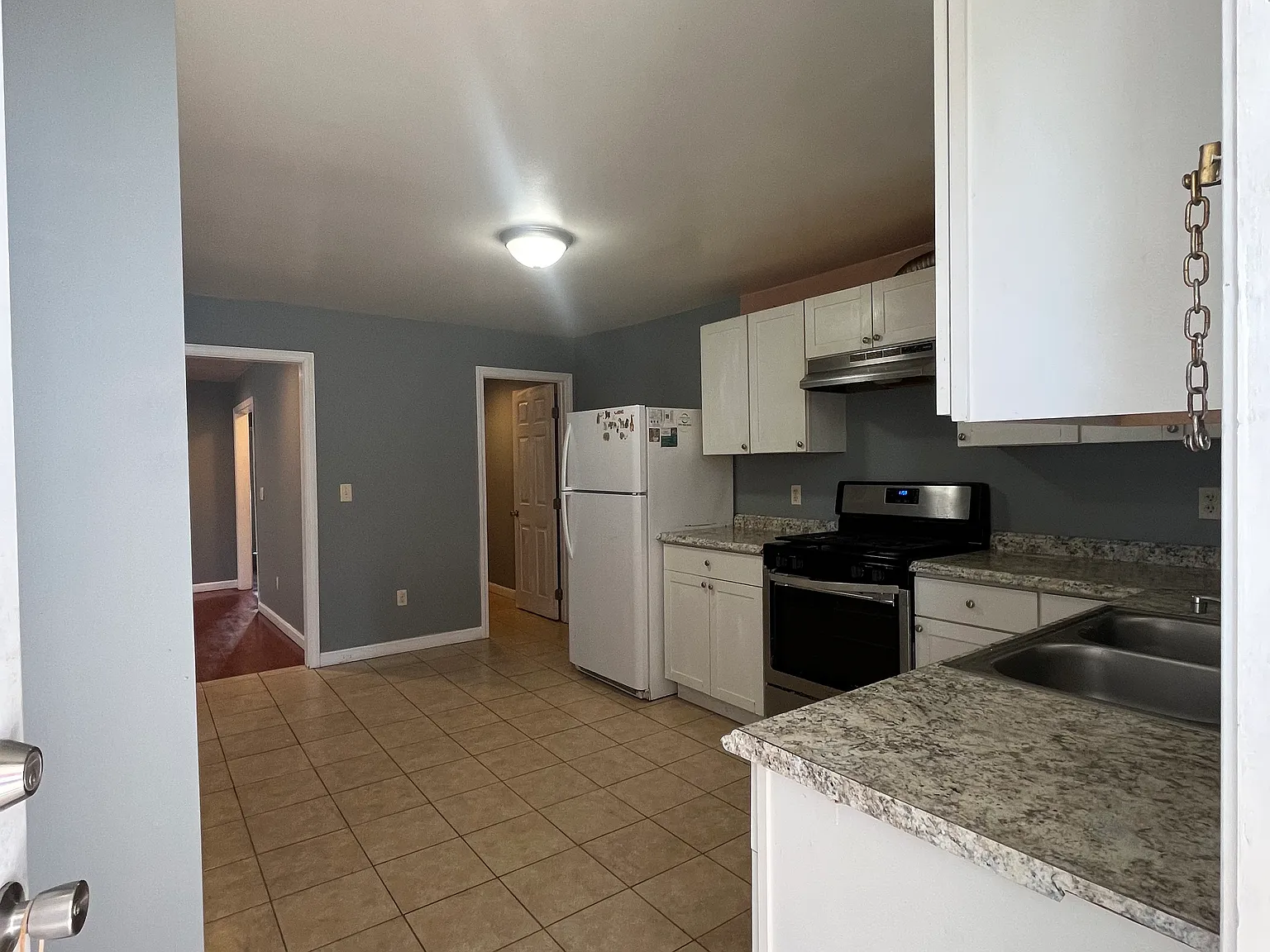 5 bed, 1900 sqft, $3,500 — Photo 4