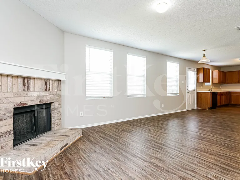 1218 Sullivan Dr — Photo 3