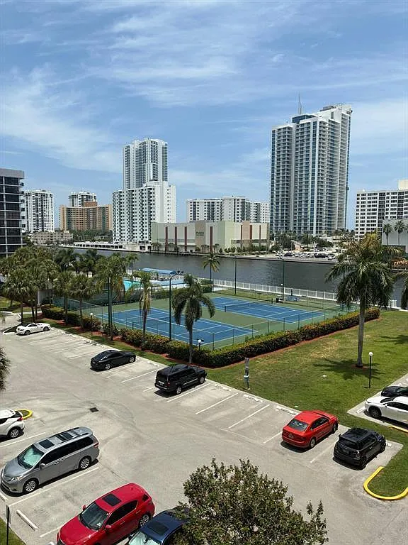 2 bed, 1.5 bath, 1075 sqft, $2,000 — Photo 2