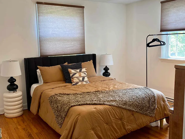 Guest queen bedroom with views of front yard