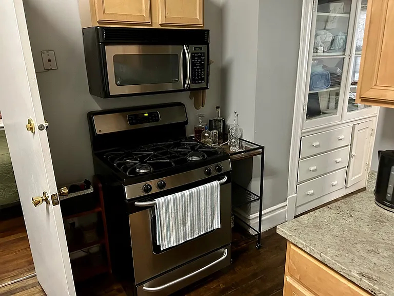 2552 N Southport Ave #1F — Photo 8