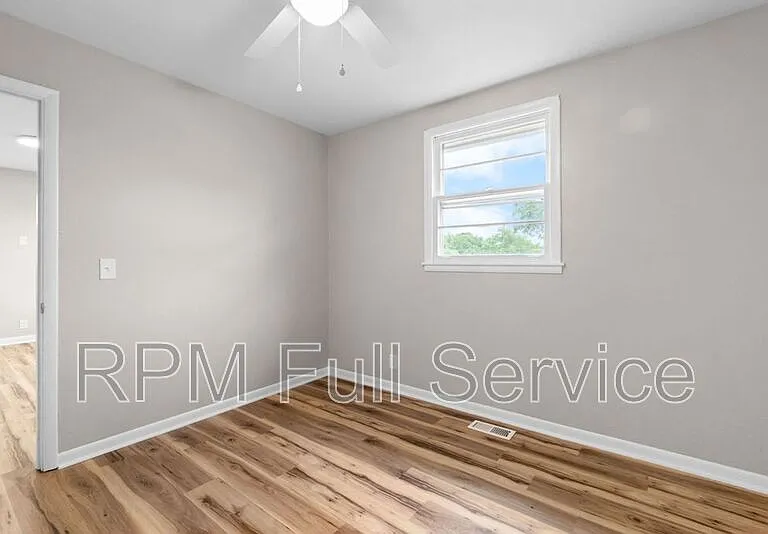 895 W Sharpe Ave #B — Photo 10