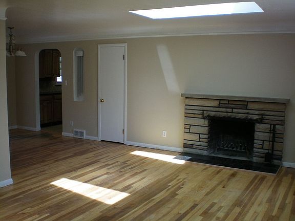 5th image of 21494 Hilliard Blvd