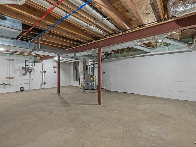 106 Wellington Rd — Photo 31