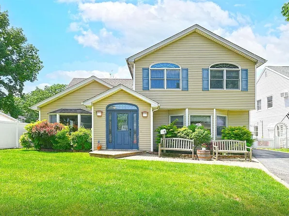 8 Daisy Lane, Levittown, NY 11756