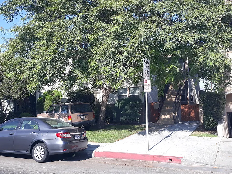 1422 N Hollywood Way