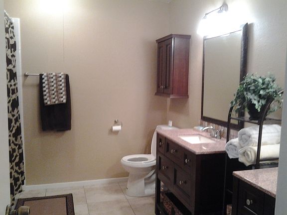 Master bath w/double sinks