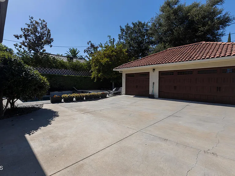 1541 Rose Villa St — Photo 39