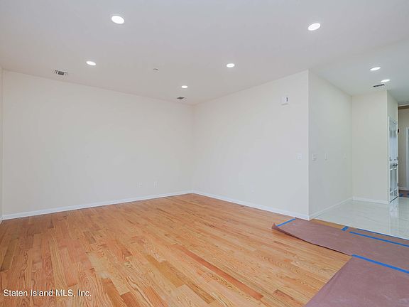 5th image of 13 Waterford Ct
