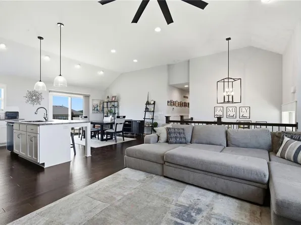 16029 Craig St, Basehor, KS 66007