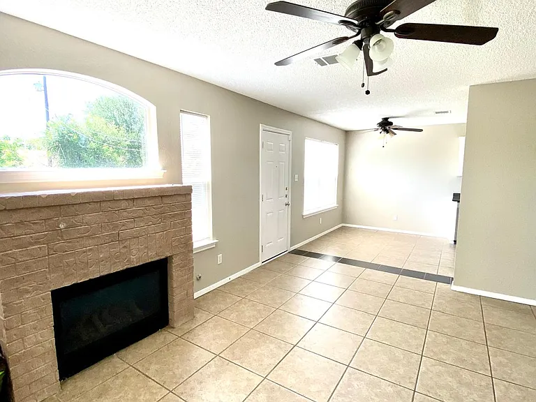 1703 Sylvia Ln — Photo 17