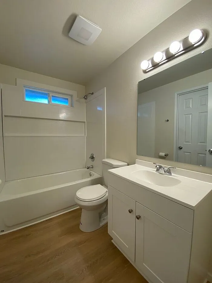 3 bed, 1.0 bath, 1004 sqft, $2,300 — Photo 4