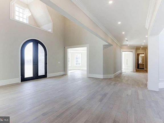 4th image of 804 Hortense Pl