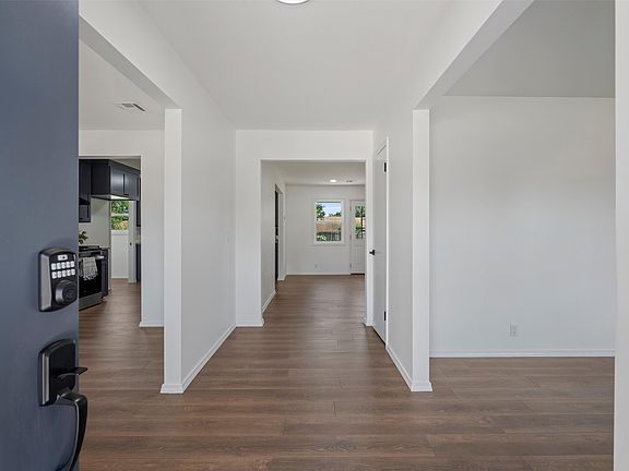 4th image of 1032 Grandview Rd