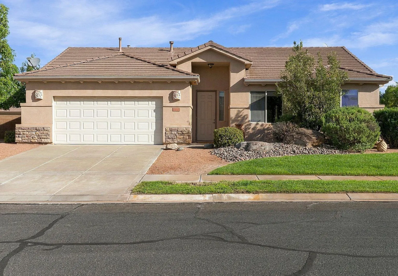 3 bed, 2.0 bath, 1510 sqft, $1,975 — Photo 2