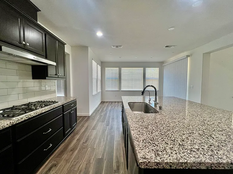 304 E Angelina Ave — Photo 12