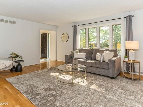 3rd image of 32 Arbury Dr