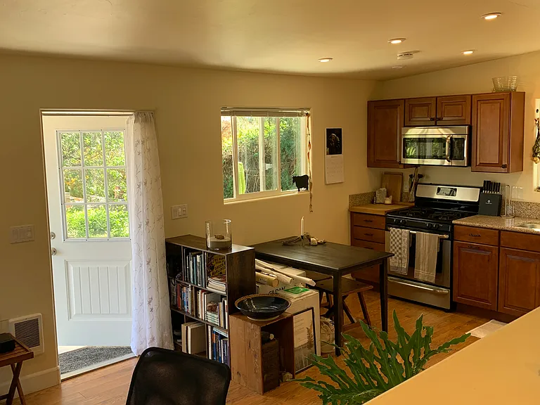 Crest Dr — Photo 6