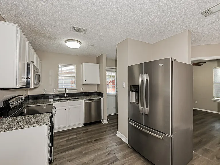 621 Hollyberry Dr — Photo 7