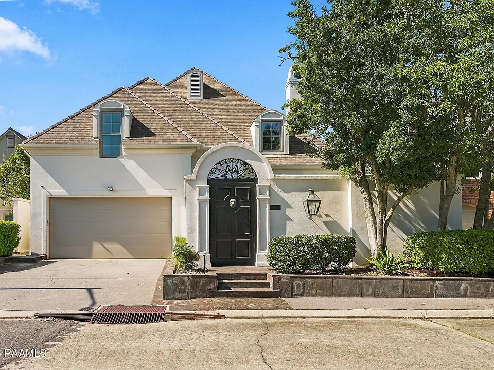 301 Oakleaf Dr