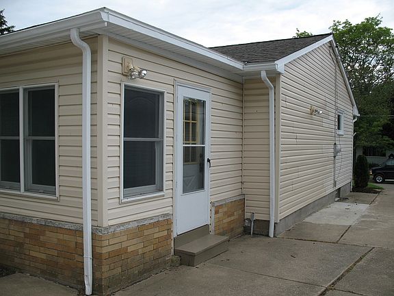 2nd image of 1529 W 42nd St