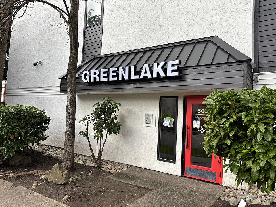 2 Blocks To Green Lake Park!