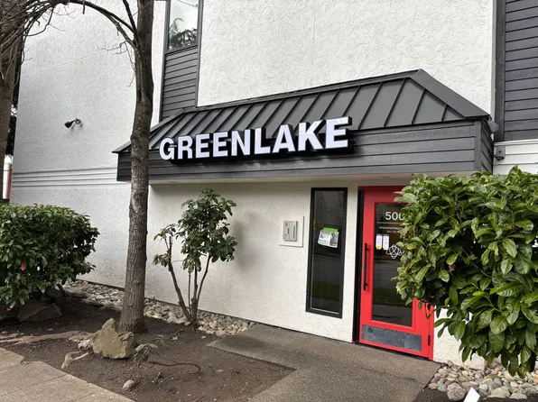 2 Blocks To Green Lake Park!