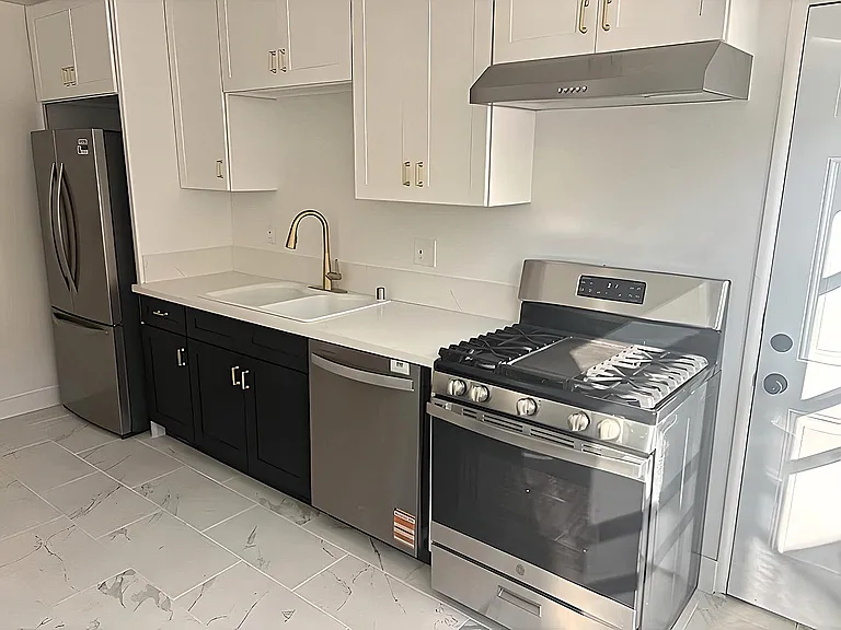 2416 Boone Ave — Photo 9