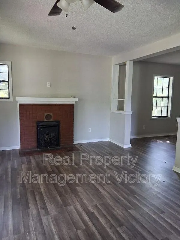 4 bed, 3.0 bath, 1296 sqft, $1,800 — Photo 2
