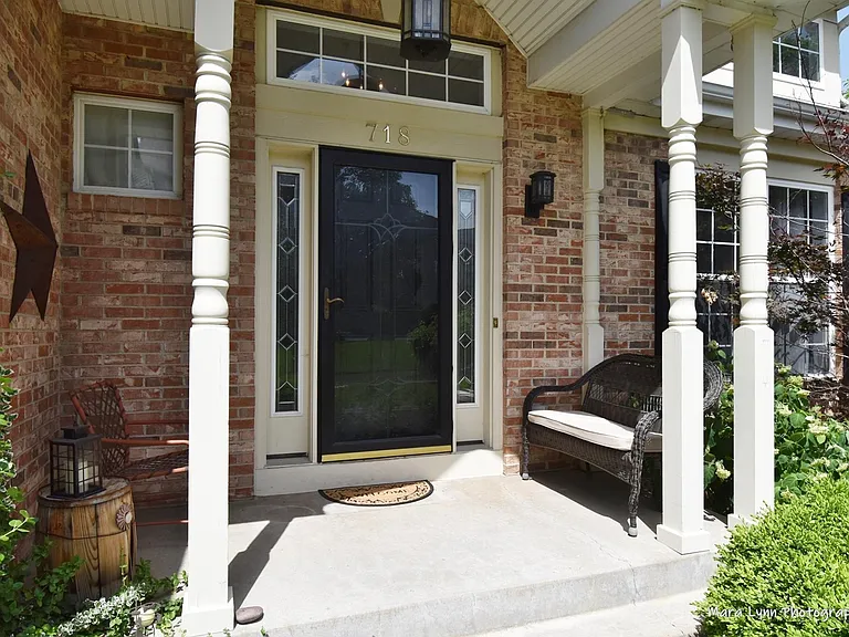 718 Viewpointe Dr — Photo 2