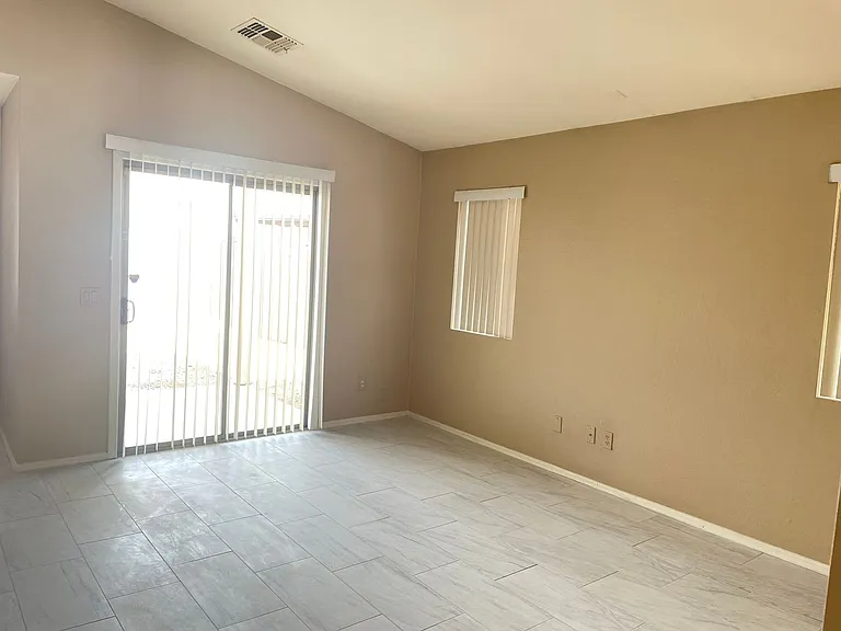 5910 S 32nd Ave — Photo 6