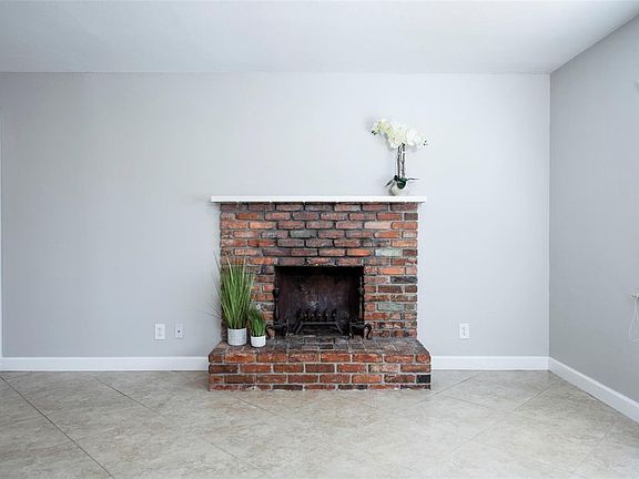 4th image of 312R Powhatan St