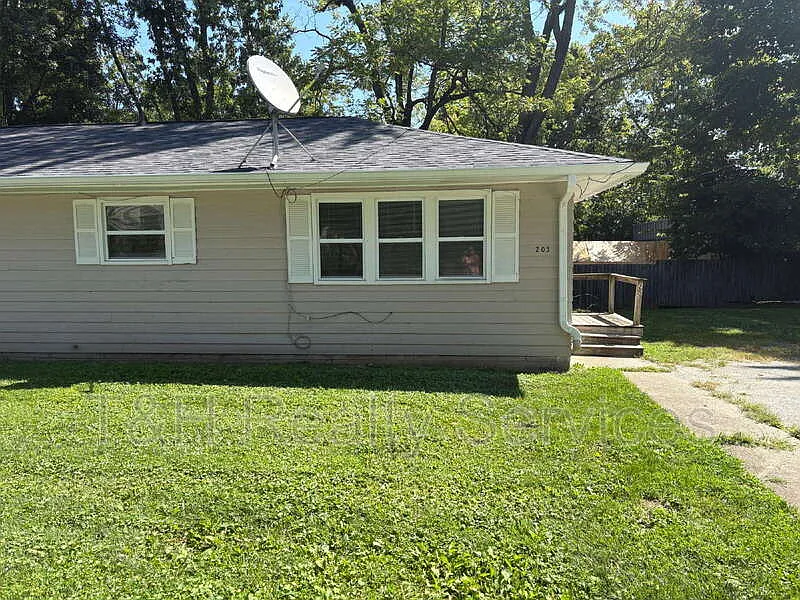 2 bed, 1.0 bath, 702 sqft, $900 — Photo 2