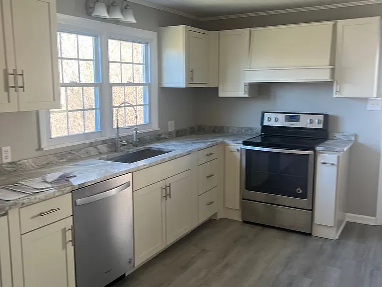 2751 Everett St — Photo 3