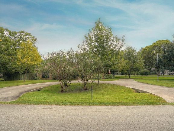 3rd image of 11810 Lakeview Manor Dr