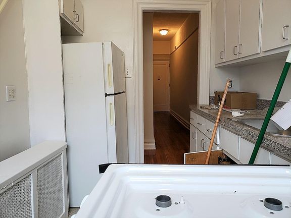 5th image of 8915 102nd St APT B8