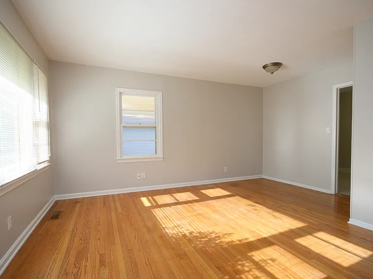 407 Warner St NW — Photo 2