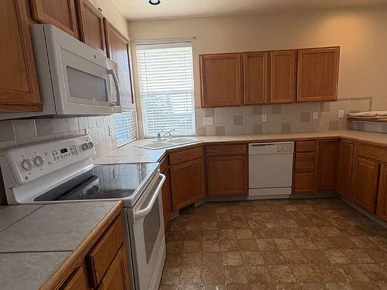 4521 Lazy River Dr — Photo 8