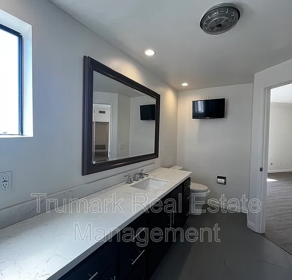 412 N Kenwood St #304 — Photo 22