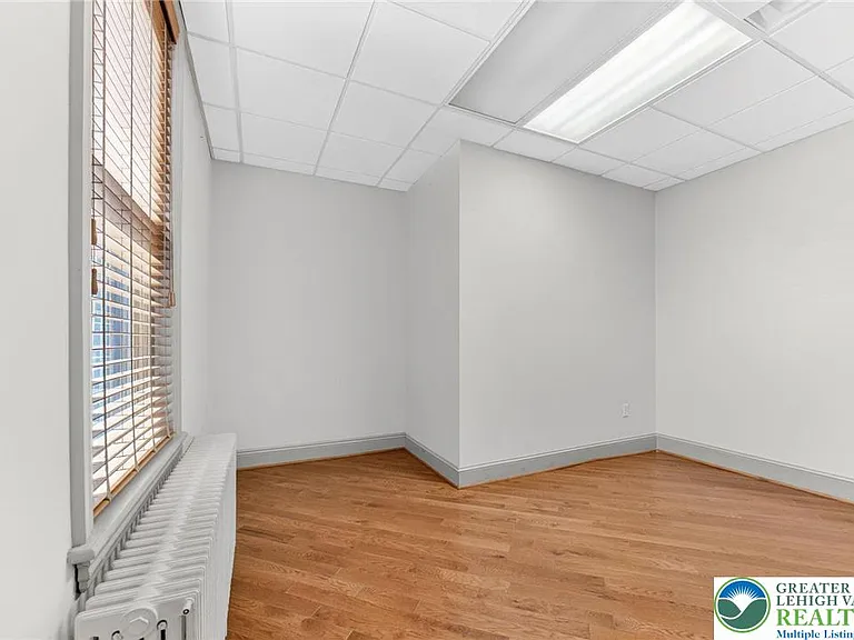 401 W Broad St — Photo 8