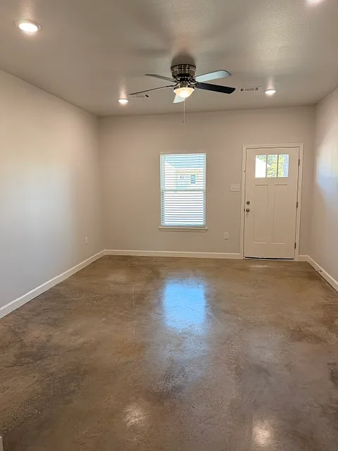 3 bed, 1100 sqft, $1,385 — Photo 2