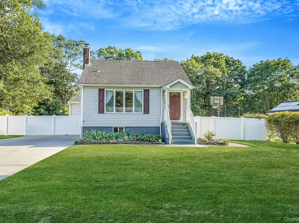 6 Cedar Oaks Avenue, Farmingville, NY 11738