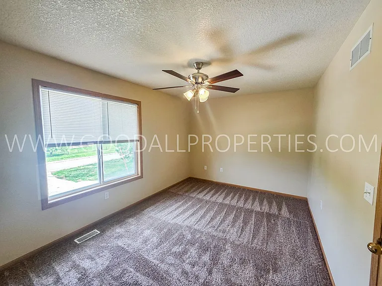 409 S Hazel St — Photo 17