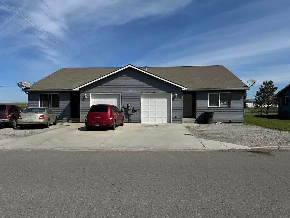 101 Deangela Dr #B