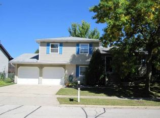 1640 Castaway Ln, Hoffman Estates, IL 60192